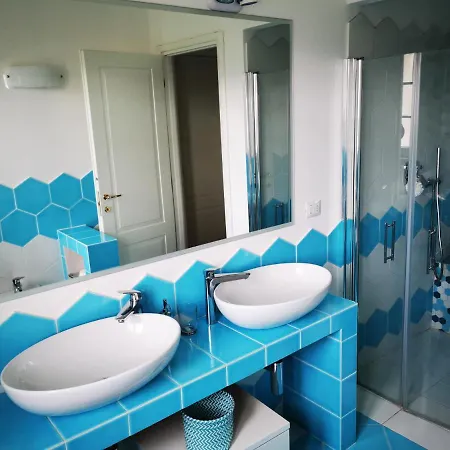 Luna Nuova Oda ve Kahvaltı Sarzana